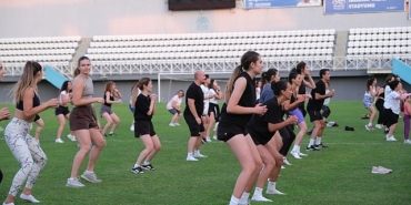 niluferliler-zumba-ile-hem-eglendi-hem-spor-yapti.jpg