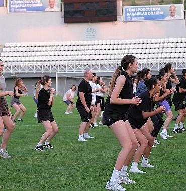 niluferliler-zumba-ile-hem-eglendi-hem-spor-yapti.jpg
