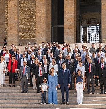 onur-yigit-ve-chp-balcova-orgutu-anitkabirde.jpg