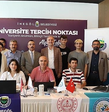 protokol-uyeleri-universite-adaylarina-moral-depoladi.jpg