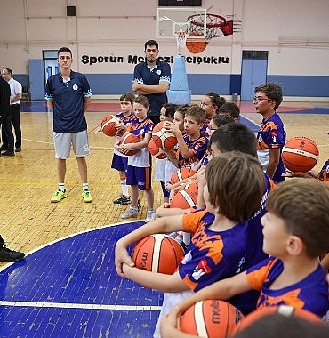 selcuklu-belediye-baskani-ahmet-pekyatirmaci-selcuklu-belediyesi-yaz-spor-okullarinda-farkli-branslarda-egitim-alan-spor-okulu-ogrencilerini-ziyaret-etti.jpg