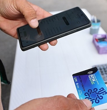 selcuklu-belediyesi-atik-kumbaram-projesi-bunyesinde-hayata-gecirilen-mobil-atik-kumbaram-araci-ilcenin-belirli-noktalarinda-hizmet-vermeye-devam-ediyor.jpg