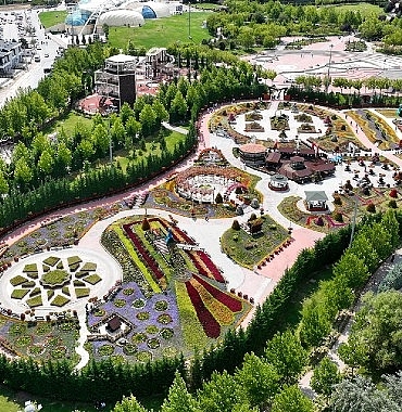 selcuklu-cicek-bahcesi-27-tur-60-cesitte-395-bin-adet-cicekle-ziyaretcilerini-mest-ediyor.jpg