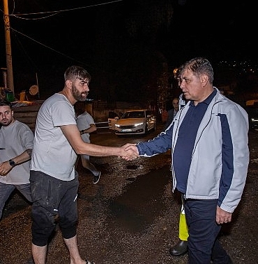 siddetli-yagis-ve-yildirim-dusmeleri-sehirde-yasami-etkiledi-baskan-cemil-tugay-ekiplerle-birlikte-sahaya-indi.jpg