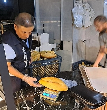 sivas-belediyesi-bunyesindeki-zabita-mudurlugu-ekipleri-sehir-genelinde-faaliyet-gosteren-ekmek-firinlarinda-denetim-yapti.jpg