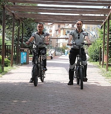 sivasta-park-bahce-ve-mesire-alanlarinin-guvenligini-saglayan-belediye-bunyesindeki-guvenlikciler-gorevlerini-artik-elektrikli-bisiklet-ve-scooterlar-ile-yapiyor.jpg