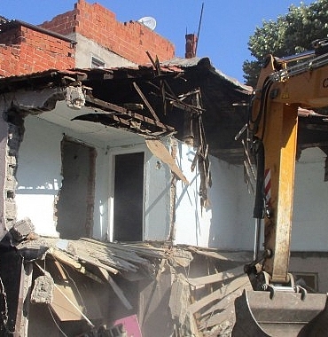 tehlike-sacan-metruk-binalar-yikiliyor.jpg