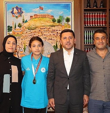 u-11-kadinlar-gures-turkiye-sampiyonasinda-54-kgda-turkiye-sampiyonu-olan-buglem-kilic-nevsehir-belediye-baskani-rasim-ariyi-ziyaret-etti.jpg