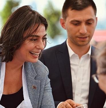 uskudar-belediye-baskani-sinem-dedetas-muharrem-ayi-dolayisiyla-duzenlenen-programda-vatandaslara-asure-ikraminda-bulundu.jpg