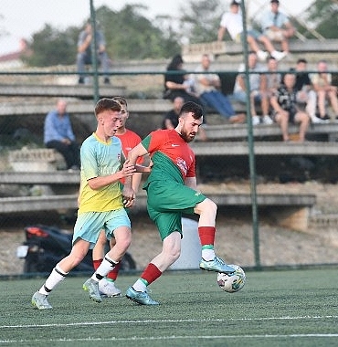 yaz-aksamlari-yildizlari-futbol-turnuvasi-cetin-oten-kupasi-basladi.jpg