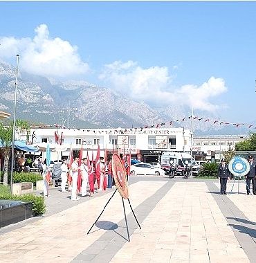 30-agustos-zafer-bayrami-dolayisiyla-kemerde-toren-duzenlendi.jpg