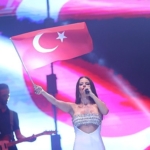 antalyalilar-zafer-bayramini-dj-mert-aydin-ve-simge-ile-kutladi.jpg