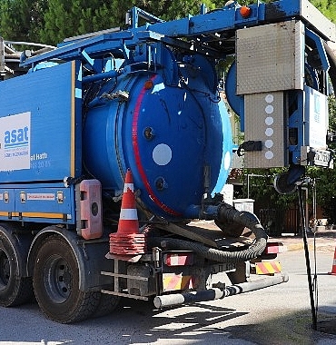 asat-ekipleri-kepezde-kanalizayon-hatlarini-temizliyor.jpg