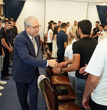 azerbaycan-devlet-tarim-universitesi-ogrencilerinden-rektor-budaka-ziyaret.jpg