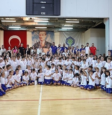 bakirkoy-belediyesi-yaz-spor-okullarina-gorkemli-kapanis.jpg