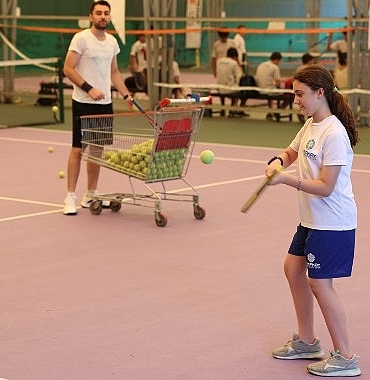 bakirkoy-belediyesinin-8-14-yas-arasi-cocuklara-sundugu-yaz-spor-okullarinda-egitimler-devam-ediyor.jpg