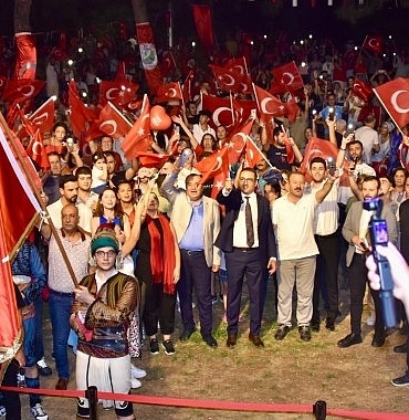 balcovada-muhtesem-zafer-bayrami-coskusu.jpg