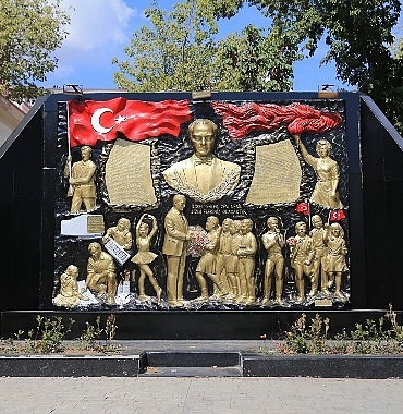 baskan-mutlu-talimat-verdi-ataturk-bustu-yenilendi.jpg