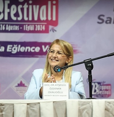 baskan-ovalioglu-kadinlarin-yerel-yonetimlerdeki-basarilari-ve-karsilastiklari-zorluklar-panelinde-konustu.jpg