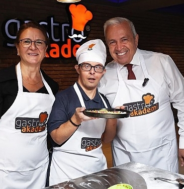 baskan-sadi-ozdemir-ozel-cocuklarla-pizza-yapti.jpg