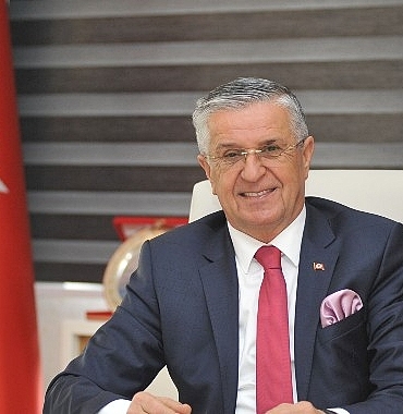 baskan-topaloglu-ogrencilerimizi-ucretsiz-tasimaya-devam-ediyoruz.jpg