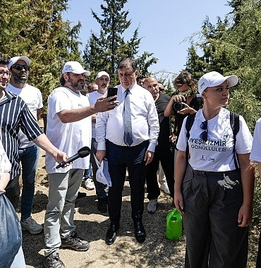 baskan-tugaydan-yanan-alanlarda-saha-mesaisi-yangindan-zarar-goren-alanlarimizi-yesil-izmir-gonullulerimizle-geri-kazanacagiz.jpg
