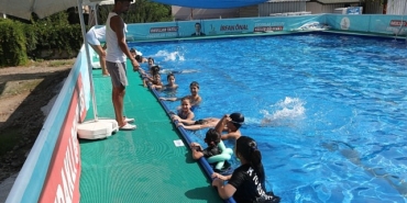 bayraklida-20-cocuk-ilk-kez-havuzla-tanisti.jpg