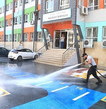 bayrampasada-okullar-temizleniyor-ogrencilere-kirtasiye-malzemeleri-hediye-ediliyor.jpg