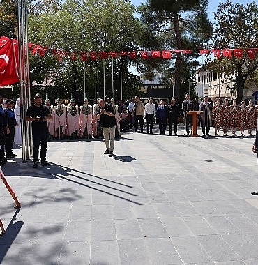 bu-yil-1-4-agustos-tarihlerinde-kutlanan-uluslararasi-karaman-turk-dunyasi-soleni-celenk-sunma-toreni-ile-basladi.jpg