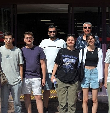 cicegi-burnunda-egelilere-kurulan-stantlarda-universitenin-imkanlari-anlatiliyor.jpg