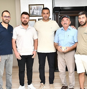 cigli-belediyesi-iscileri-bulduklari-altini-sahibine-ulastirdi.jpg