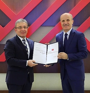 deu-rektoru-yilmaz-mazbatasini-aldi.jpg