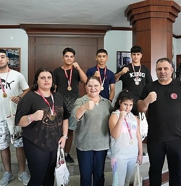 didim-arena-boks-kulubu-antrenoru-milli-boksor-dincer-cankaya-ve-sampiyon-boksorler-didim-belediye-baskani-hatice-gencayi-ziyaret-etti.jpg