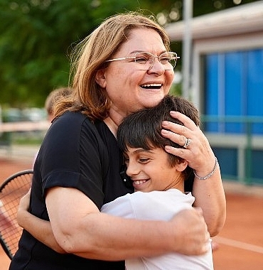 didim-belediye-baskani-hatice-gencay-ilcemizde-faaliyet-gosteren-didim-tenis-kulubunu-ziyaret-ederek-minik-sporcularla-bir-araya-geldi.jpg