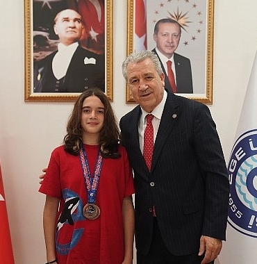 egeli-genc-yuzucu-basariya-doymuyor.jpg
