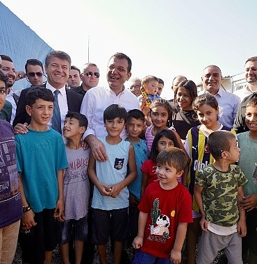 ekrem-imamoglu-adiyamanda-konteyner-kentlerde-yasam-mucadelesi-veren-depremzede-ailelerin-acilarina-ve-sofralarina-ortak-oldu.jpg