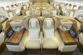 emiratesin-yenilenmis-ilk-boeing-777-ucagi-cenevreye-uctu.jpg