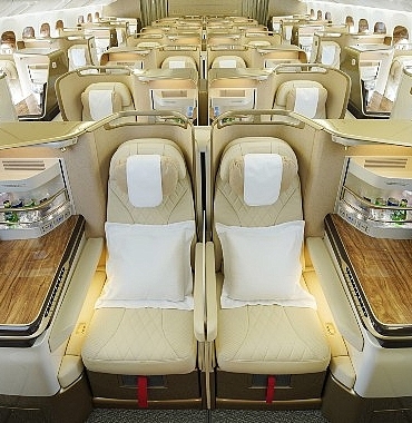emiratesin-yenilenmis-ilk-boeing-777-ucagi-cenevreye-uctu.jpg