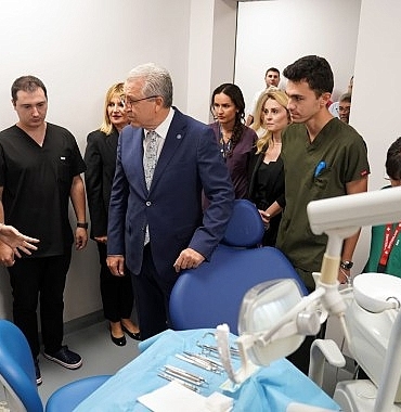 eu-dis-hekimligi-fakultesinde-yeni-ve-modern-engelsiz-ameliyathane-hizmete-acildi.jpg