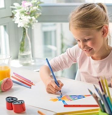 faber-castell-okula-donus-doneminde-ogrencilerin-yaninda.jpg