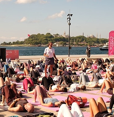 galataport-istanbulda-dorduncu-kez-rihtimda-yoga.jpg