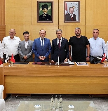 geyve-belediye-baskani-selcuk-yildiz-belediye-meclis-uyeleri-ile-birlikte-sakarya-buyuksehir-belediye-baskani-yusuf-alemdari-makaminda-ziyaret-etti.jpg