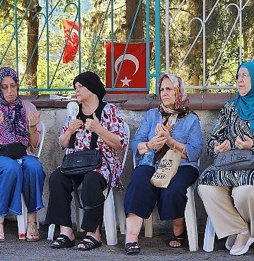 golcuk-belediyesi-merkez-ussu-golcuk-olan-17-agustos-depreminin-25-yilinda-deprem-sehitleri-icin-mezarlari-basinda-anma-toreni-duzenledi.jpg
