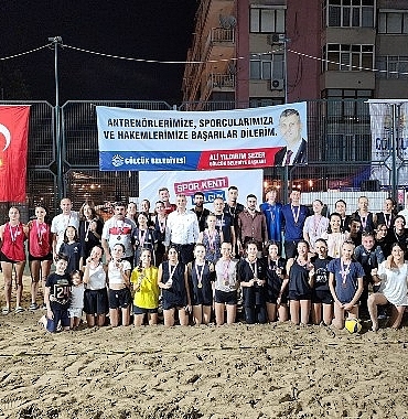 golcuk-plaj-voleybolunu-cok-sevdi.jpg