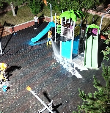 gunduz-sokaklar-gece-parklar-yikaniyor.jpg