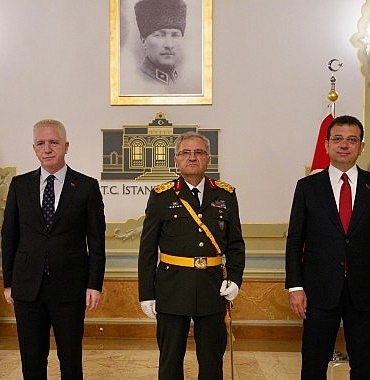 ibb-baskani-ekrem-imamoglu-30-agustos-zafer-bayraminin-102inci-yil-kutlamalari-icin-duzenlenen-resmi-torenlere-katildi.jpg