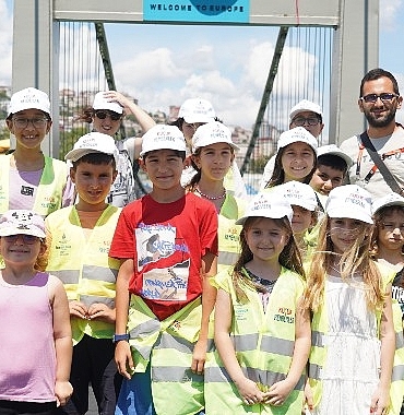 ibb-tarafindan-hayata-gecirilen-kucuk-rehberler-istanbulu-kesfediyor-projesiyle-cocuklar-sehrin-tadini-cikartiyor.jpg