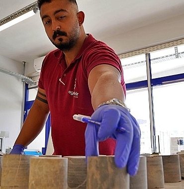 izmir-buyuksehir-belediyesinin-90-deprem-hendeginden-aldigi-140-ornek-inceleniyor.jpg