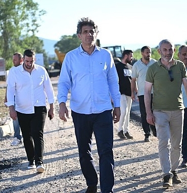 kartepe-belediye-baskani-av-m-mustafa-kocaman-ilce-genelinde-devam-eden-asfalt-serim-calismalarini-yerinde-inceledi.jpg