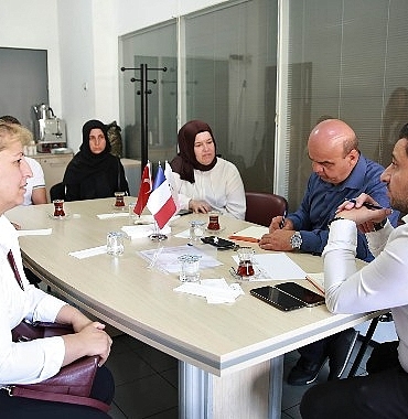 kecioren-belediyesi-bunyesinde-faaliyet-gosteren-kariyer-ofisi-is-arayan-vatandaslara-istihdam-kapilarini-aralamaya-devam-ediyor.jpg